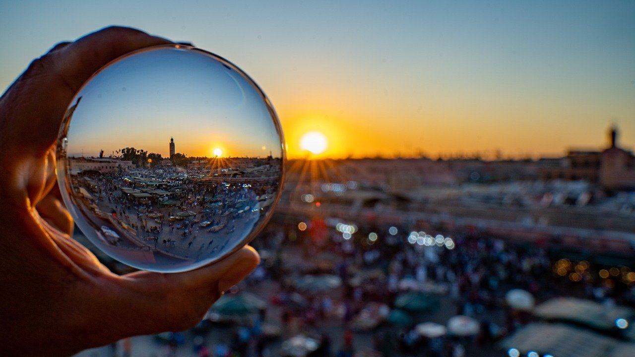 plaza Jemaa el-Fna durante un viaje a Marrakech